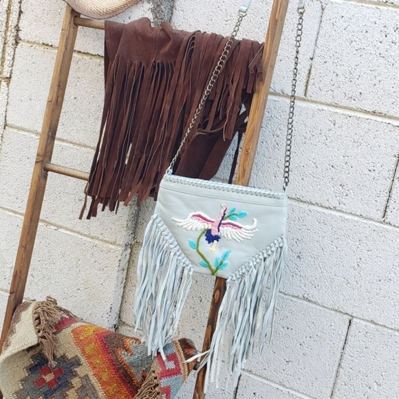 Raj Bag‎ Embroidered Chain

V Messenger
. - Picture 10 of 13